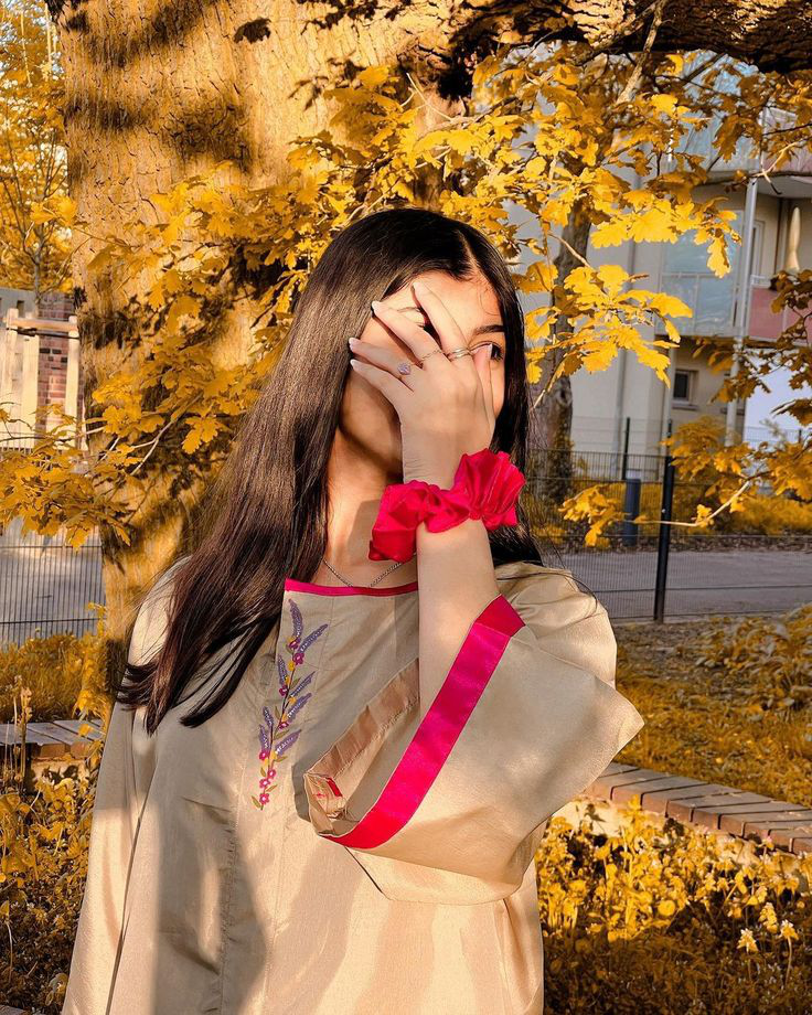 Attractive Instagram hidden face Dp for girls