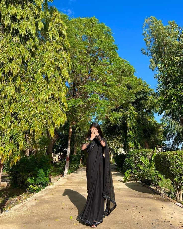 Black Saree Girl Pic Hide Face