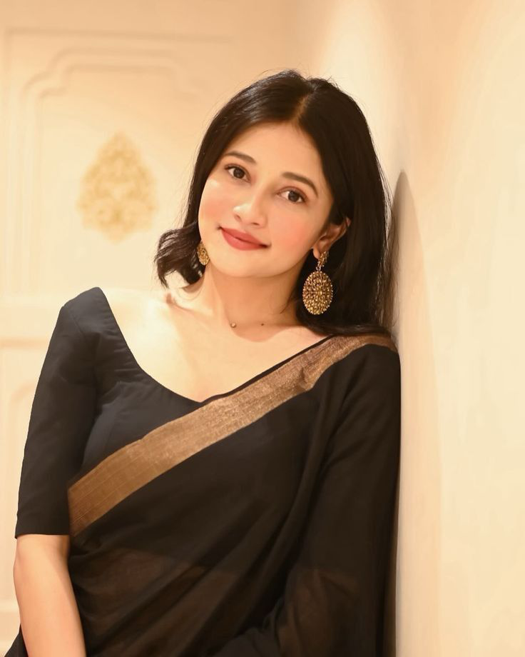 Cute Girl Pic in Black Saree