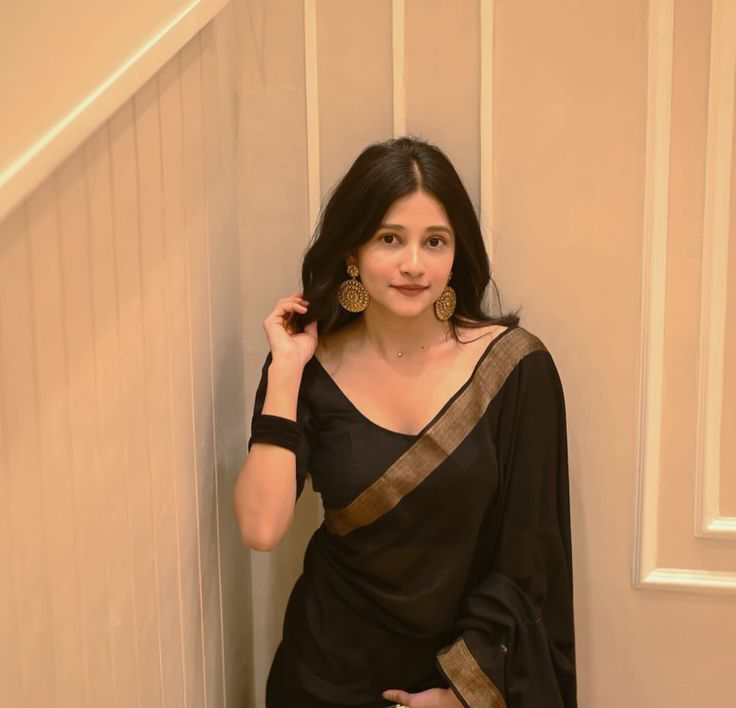 Simple Beautiful Girl In Saree