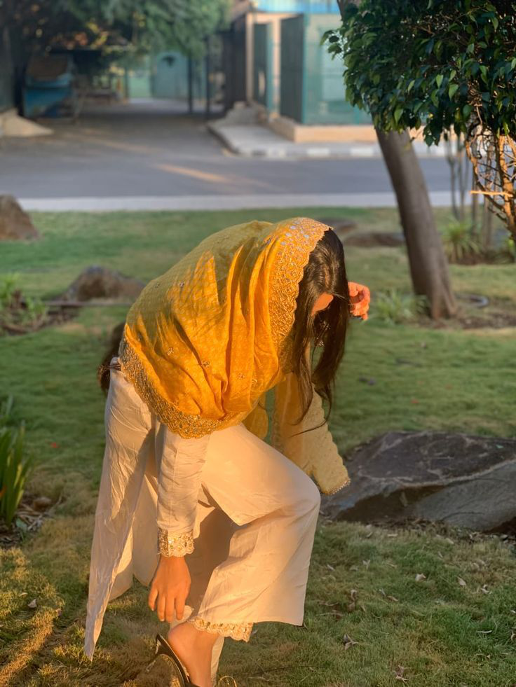 hidden face dp for girls in suit