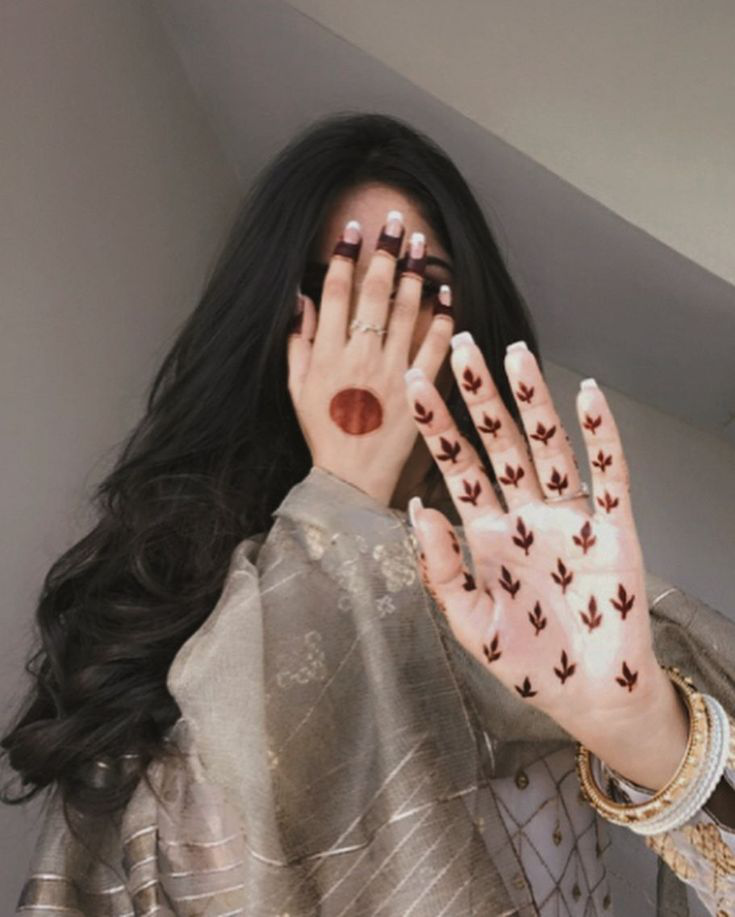 hidden face dp for girls with mehndi