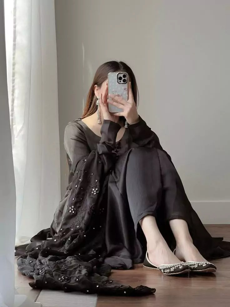 Beautiful Cute Simple Girl Pic